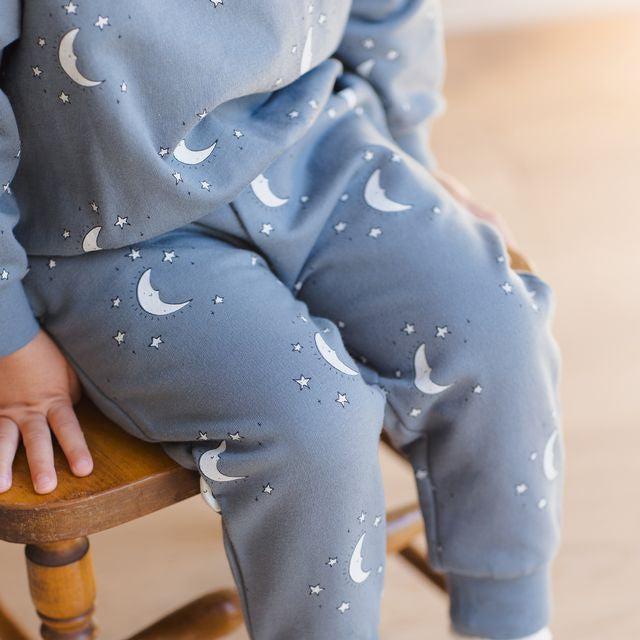 Quincy Mae - Organic Relaxed Fleece Sweatpant - Silver Moons-Bottoms-0-3M-Posh Baby